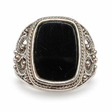 Load image into Gallery viewer, Vintage 925 sterling silver black agate signet ring featuring a rectangular polished black gemstone, ornate twisted rope border, and decorative filigree, US size 9.

