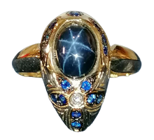 Load image into Gallery viewer, Side View of 14K 585 Gold Teardrop Ring featuring Natural Star Sapphire and Floral Motifs

