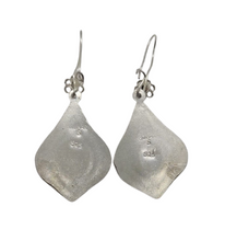 Load image into Gallery viewer, Vintage 925 sterling silver carnelian dangle earrings featuring natural orange-red gemstones in a handmade boho artisan design.
