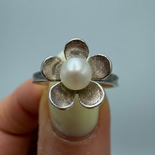 Load image into Gallery viewer, Vintage 925 sterling silver pearl flower statement ring for women, size 6, featuring a detailed floral design.
