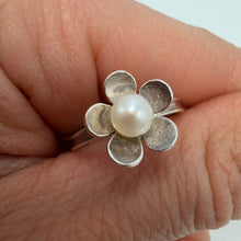 Load image into Gallery viewer, Vintage 925 sterling silver ring with pearl flower design, women's size 6, Fezba Market jewelry featuring floral statement style.
